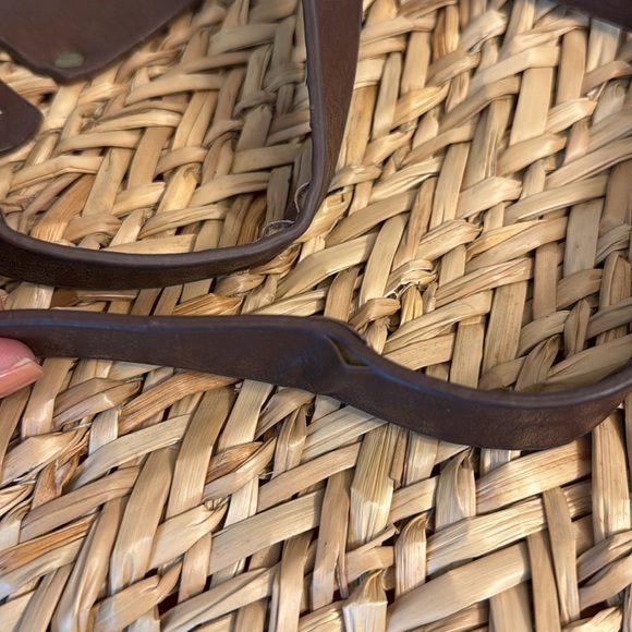 Amale straw beach Tote with Pom poms - Picture 5 of 9